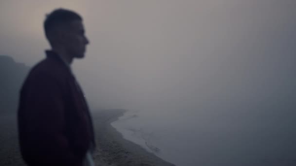 Pria marah berjalan di pantai saat matahari terbit. Lelah manusia berteriak di luar ruangan — Stok Video