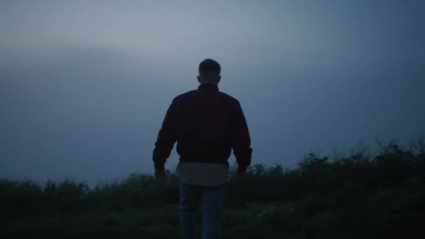Casual man walking in field. Inspired guy felling freedom in foggy landscape — Stock Video