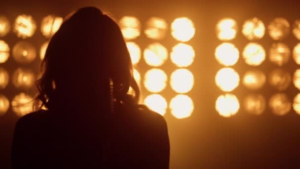 Silhuett professionell kvinna sångare utför i nattklubb ljus närbild. — Stockvideo