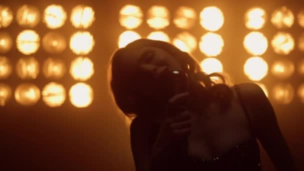 Snygg kvinna som sjunger mikrofon på nattklubbens närbild. Flicka som uppträder på scen. — Stockvideo