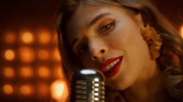 Close-up-Sängerin singt verführerisch in einem Nachtclub. Sexy Sängerin tritt auf — Stockvideo