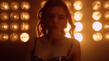 Sahnede baştan çıkaran seksi manken. Kameraya poz veren seksi sarışın kız..