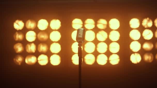 Винтажный микрофон стоит на пустой сцене в ночном клубе. Ретро-микрофон на сцене — стоковое видео