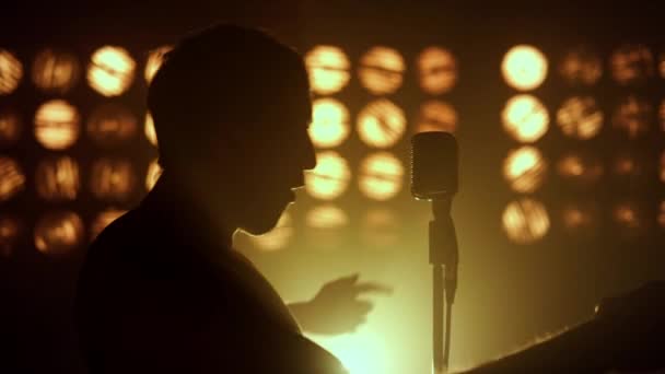 Silhouette άγνωστος ερμηνευτής τραγουδούν σε κλαμπ closeup. Φωνητική ερμηνεία έντονα — Αρχείο Βίντεο