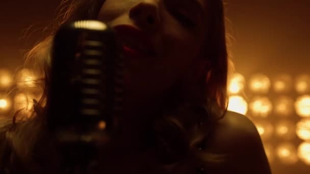 Belle chanson blonde en boite de nuit en gros plan. Femme passionnée chantant — Video