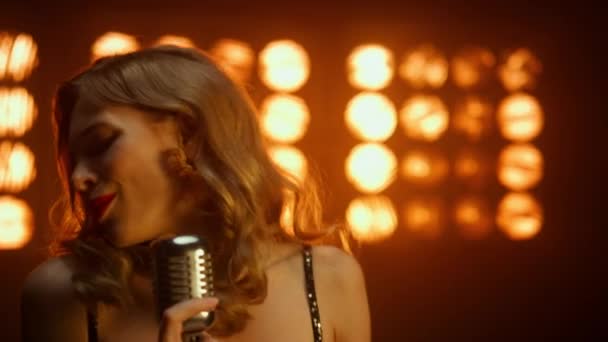Leidenschaftliche Sängerin, die solo auf der Bühne auftritt, hautnah. Blonde Sängerin macht Show — Stockvideo