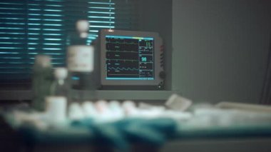 Hastanenin kalp atışı monitörü acil serviste nabız olduğunu gösteriyor..