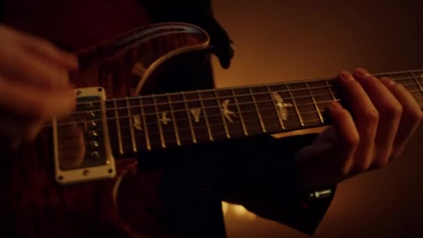 Kytarista ruce hrát na kytaru na jevišti klubu zblízka. Hráč hrající hudbu. — Stock video