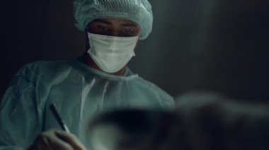 Portre Afro-Amerikan cerrah klinik odasında ameliyat yapıyor..