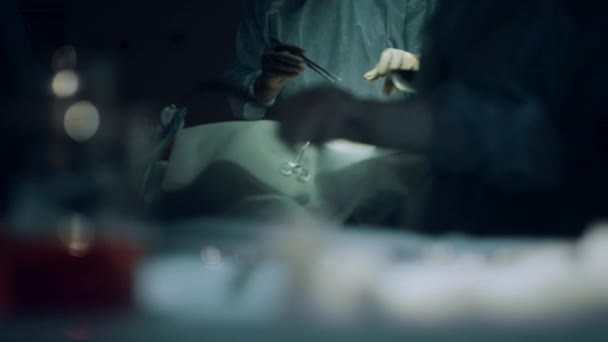Χειρουργός κοντά χειρουργός που χειρουργεί τα χέρια στην πτέρυγα. Άγνωστη νοσοκόμα δώσει ιατρικά όργανα. — Αρχείο Βίντεο