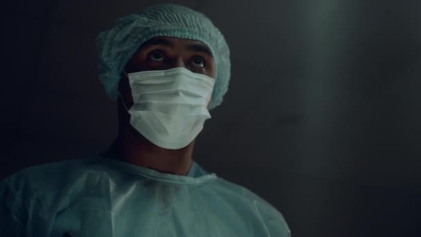 Retrato cirujano profesional operando paciente en sala de urgencias del hospital. — Vídeo de stock