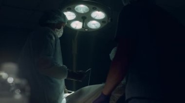 Ameliyathanede profesyonel cerrah dikiş kesiği var. Yoğun bakım ekibi.