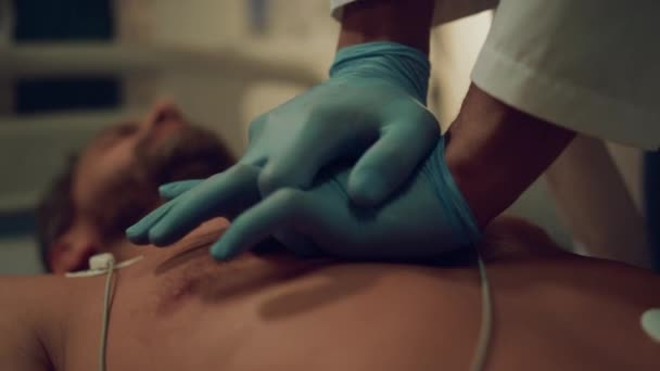 Closeup doctor doing heart massage to unconscious patient in hospital ward. — 비디오