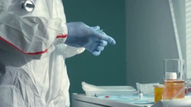 Doktor, klinik enfeksiyon bölümünde şırıngayı aşı sıvısıyla doldurdu..
