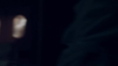 Pratisyen karanlık ameliyathaneye ameliyat aletleri dağıtımı.. 