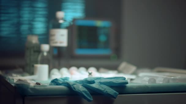 Monitor bicia serca w szpitalu. Bliższe narzędzia medyczne rękawica na stole. — Wideo stockowe