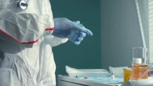 의사는 병원 감염 부서에 백신 액으로 의료 주사기를 채운다. — 비디오