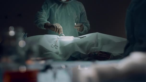 검은 수술실에서 수술하기 전에 전문 외과의사 가절개를 한다. — 비디오