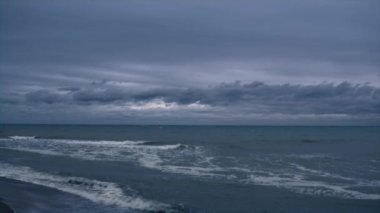 Akşam gökyüzü plajında deniz manzarası. Okyanus doğası kavramı.