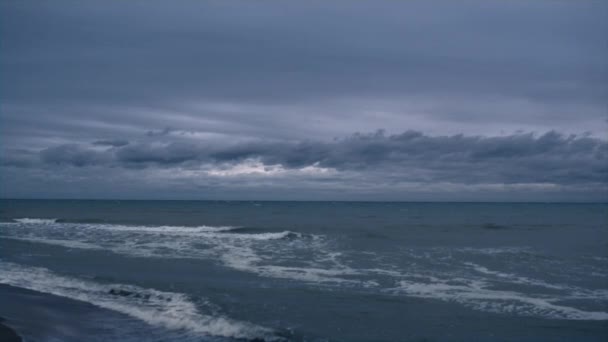 Havsstänk landskap bakgrund på kvällshimlen stranden. Havsnatur. — Stockvideo