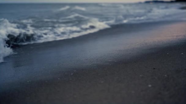 Onda do mar batendo areia no pôr do sol praia à noite. Oceano crepúsculo maré splash costa — Vídeo de Stock