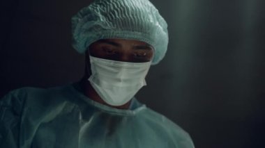 Karanlık hastane acil servis portresindeki kendine güvenen cerrah..