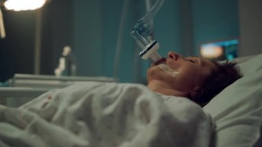 Hastanedeki hasta oksijen maskesi soluyor. Ölümcül hasta kliniği.
