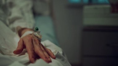Hastane koğuşunda yakın çekimde bir sonda var. Klinik acil bakım ünitesi..