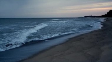 Gün batımı deniz dalgaları güzel kumsallara çarpıyor. Okyanus manzarasında muhteşem bir alacakaranlık.