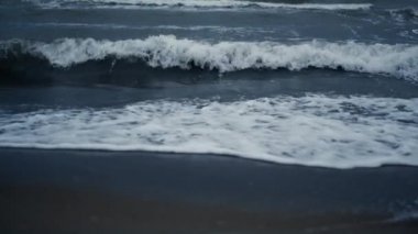 Dalgalar deniz manzarasında su sıçratır. Mavi okyanus suyu yüzeyi.