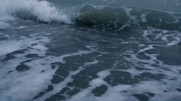 Storm golven crashen zee strand in blauw weer natuur achtergrond lucht uitzicht. — Stockvideo