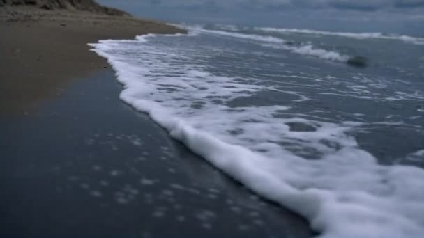 Аварійні хвилі штурмують узбережжя пляжу на морському ландшафті. Синій океан вода на відкритому повітрі . — стокове відео