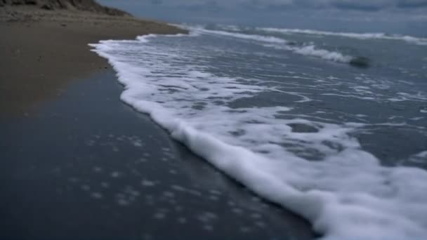 Olas rompiendo que asaltan la costa de la playa en el paisaje del mar. Agua azul del océano al aire libre. — Vídeos de Stock