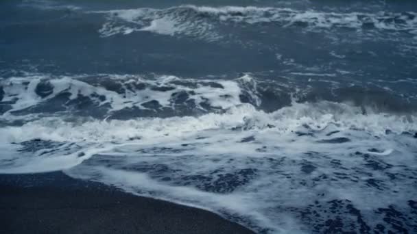 Blå havsvatten stormar islandstrand. Ocean våg skum kraschar sand strand natur — Stockvideo