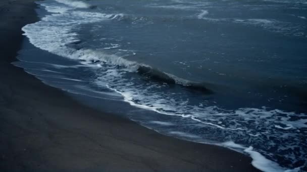 Olas de agua salpicando la costa en un entorno natural oscuro. Tormenta marina azul afuera. — Vídeos de Stock