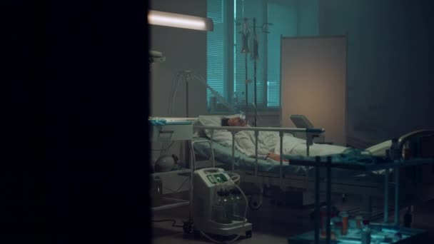Unidad de cuidados intensivos sala interior. Paciente inconsciente sometido a tratamiento clínico. — Vídeo de stock