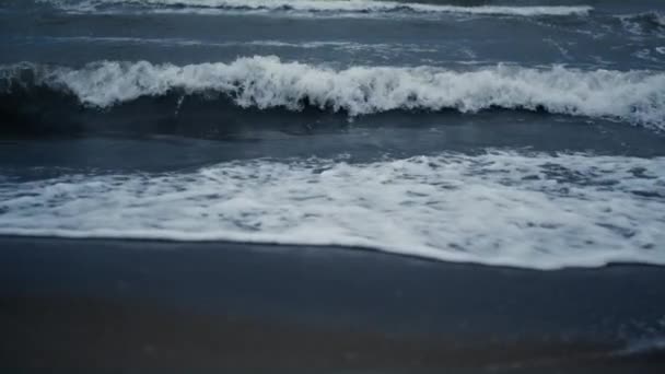 Хвилі піни плескають пляж в морському фоновому ландшафті. Поверхня води блакитного океану . — стокове відео