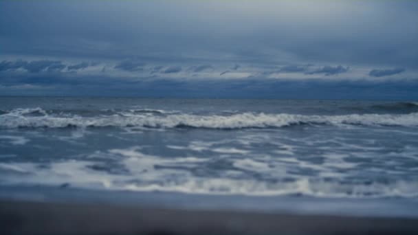 海浪冲刷海滨风景.黑暗海水冲刷自然海岸. — 图库视频影像