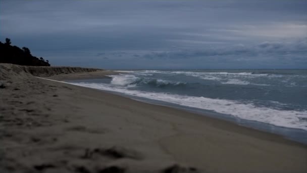 Spiaggia d'assalto onde marine in sfondo paesaggio scuro oceano. Concetto natura. — Video Stock