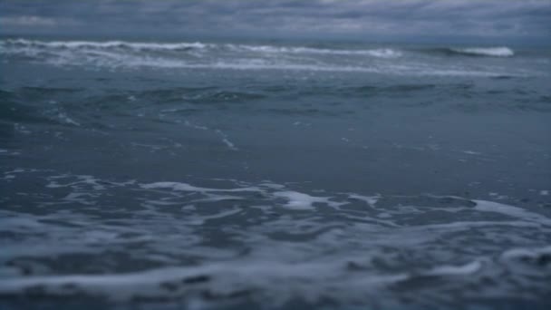 Las olas de tormenta salpican el paisaje de la playa. Agua del océano que se estrella en la naturaleza. — Vídeos de Stock