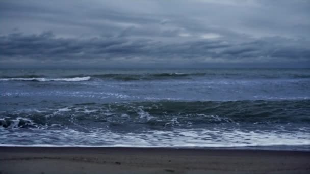Les vagues bleues écrasent la mer dans un ciel orageux sombre. Nature puissante paysage océanique. — Video