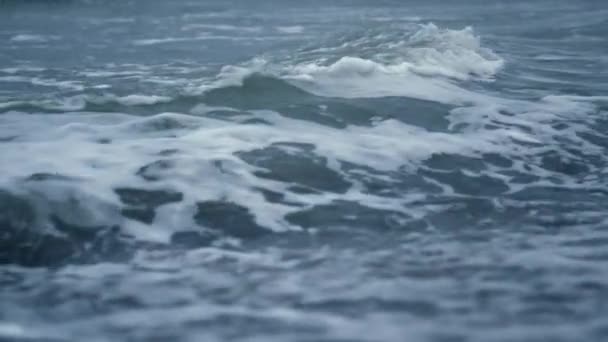 Ozeanwellenschaum plätschert vor abstraktem Naturhintergrund. Blick auf blaues Meerwasser. — Stockvideo