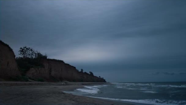 Karanlık deniz dalgaları akşam kumsalı manzarasını yıkıyor. Okyanus doğası arka planı. — Stok video