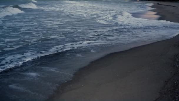 Ondas de mar escuro salpicando praia de areia fora. Azul oceano água bater costa. — Vídeo de Stock
