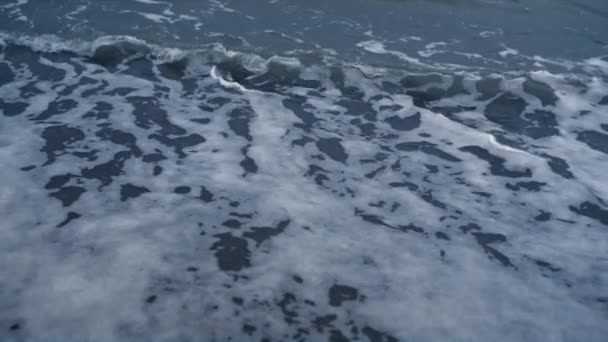蓝色的波浪冲刷着大海的背景.海上自然海啸中的泡沫飞溅. — 图库视频影像