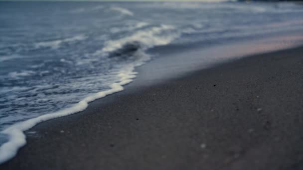 落日自然海岸上的潮水冲破海滩.海浪冲刷沙滩海岸. — 图库视频影像