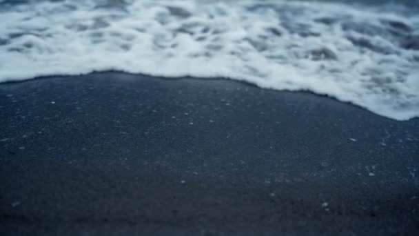 Zee schuim breken strand zand buiten. Blauwe oceaan golven crashen kust achtergrond — Stockvideo