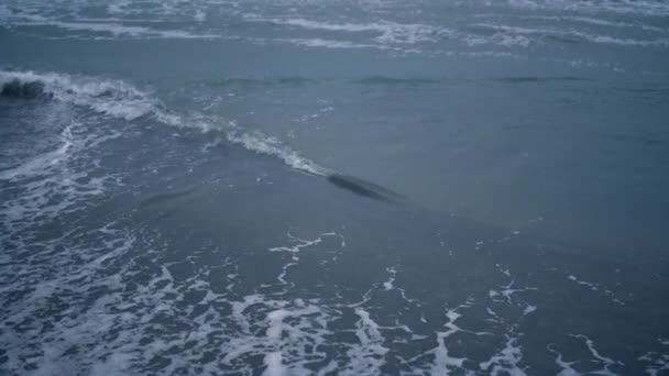 Ondas de água azul batendo fundo da costa. Espumante de espuma oceânica na paisagem do mar. — Vídeo de Stock