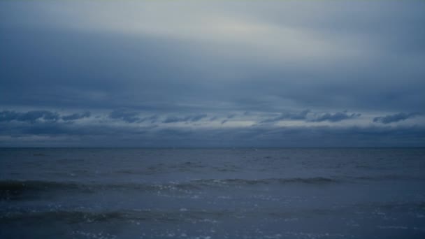 Ciemne tło krajobrazu morskiego na burzliwą pogodę. Niebieski natura scena na ocean widok — Wideo stockowe