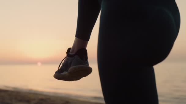 Ragazza sconosciuta in piedi una gamba che tiene il ginocchio al tramonto. Donna stretching corpo. — Video Stock